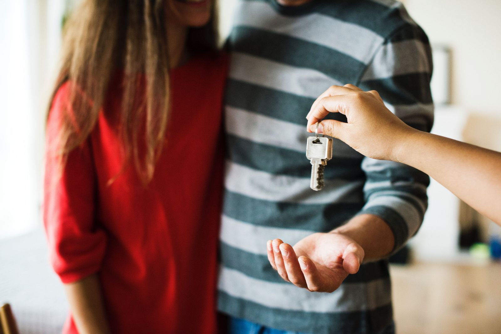 Couple receiving a key (1)